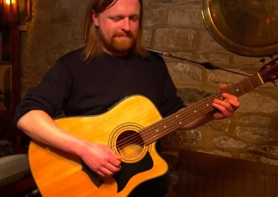 5 Best Guitar Teachers in Cardiff – Find lessons for your musical progress